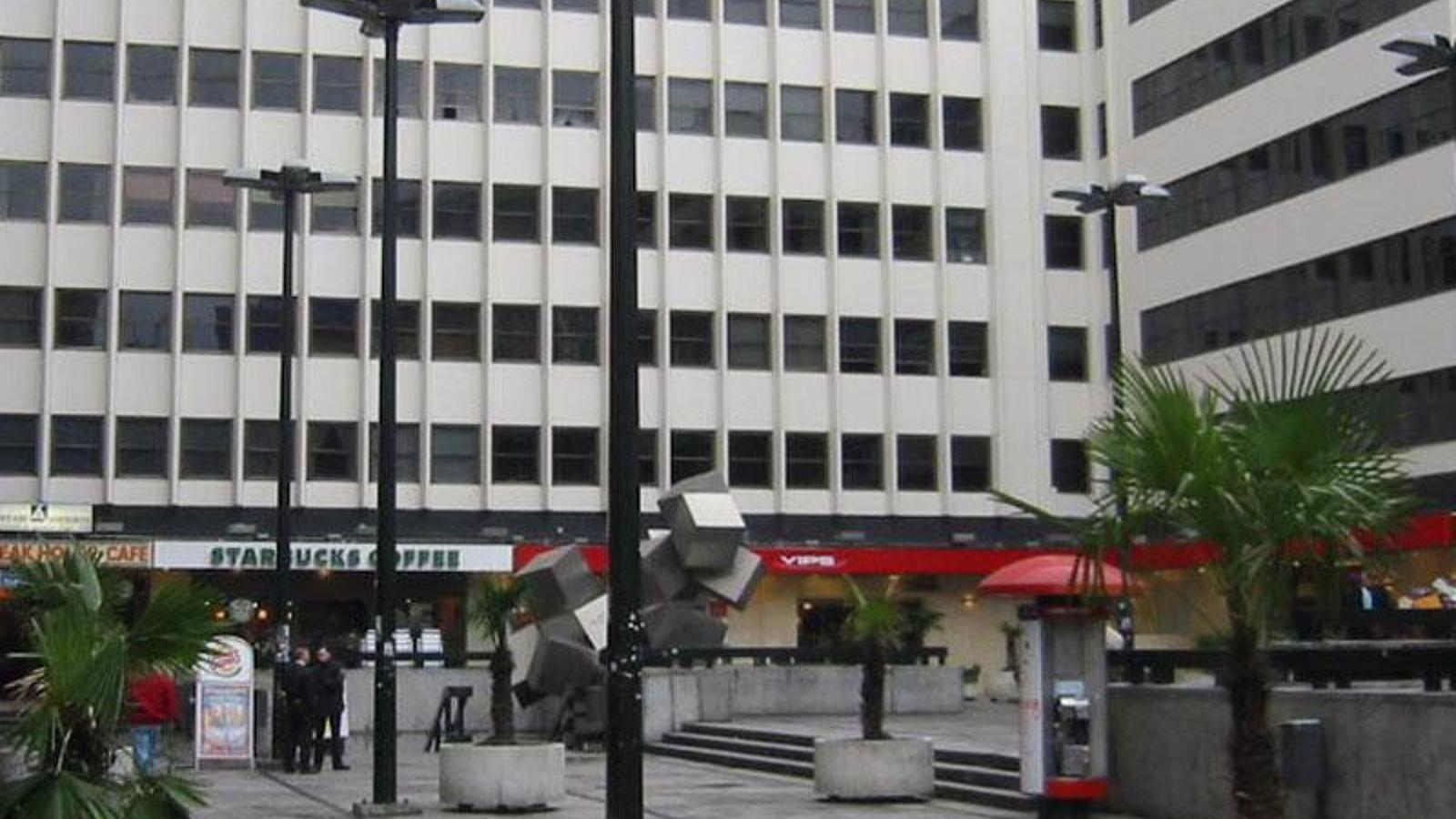 Cuatro detenidos por rajar la cara con una lata a un chico para robarle el móvil en la plaza de los Cubos