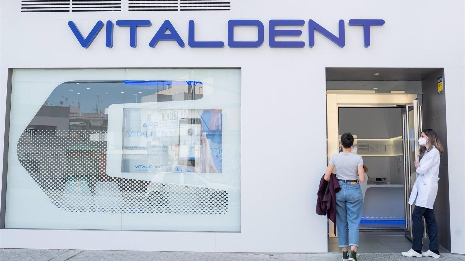 Piden cuatro años de cárcel para el exadministrador de Vitaldent por falsificar títulos de postgrados a varios alumnos