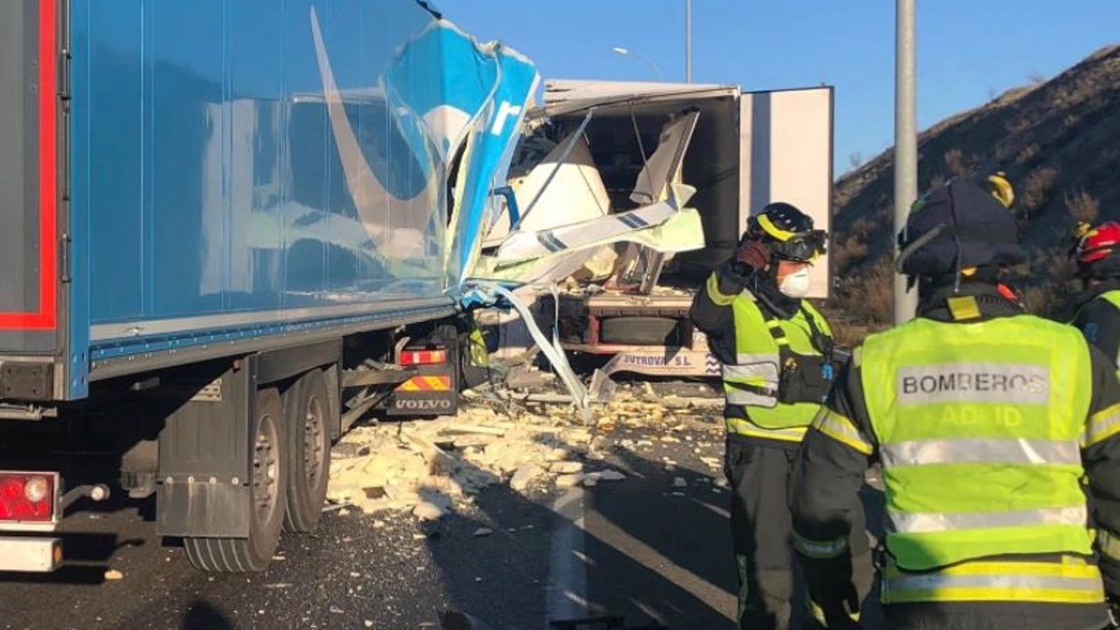 Un herido al chocar dos camiones de gran tonelaje en Villa de Vallecas