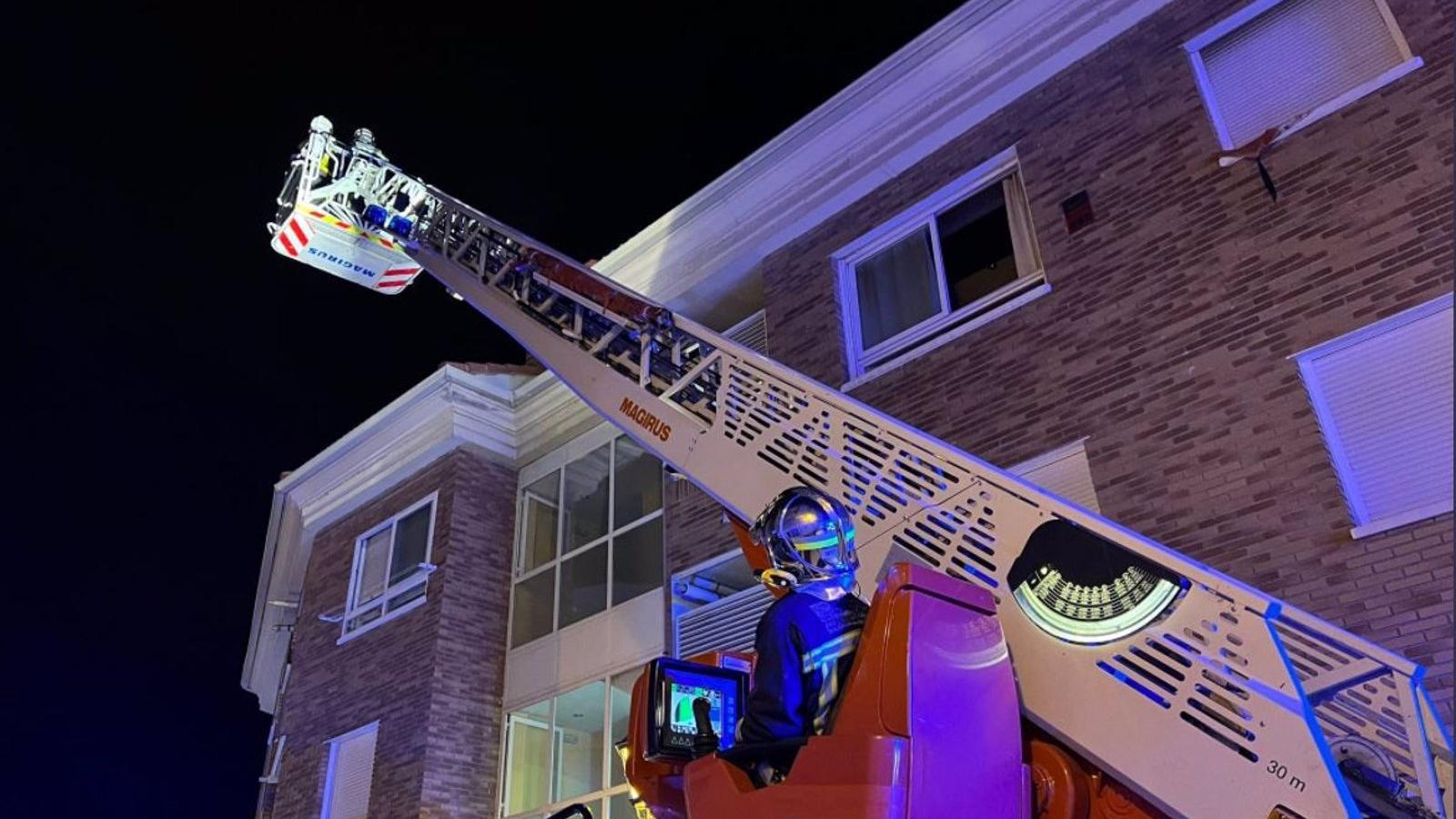 Desalojados 60 vecinos en Galapagar tras un incendio en un bloque de viviendas que deja dos heridos leves