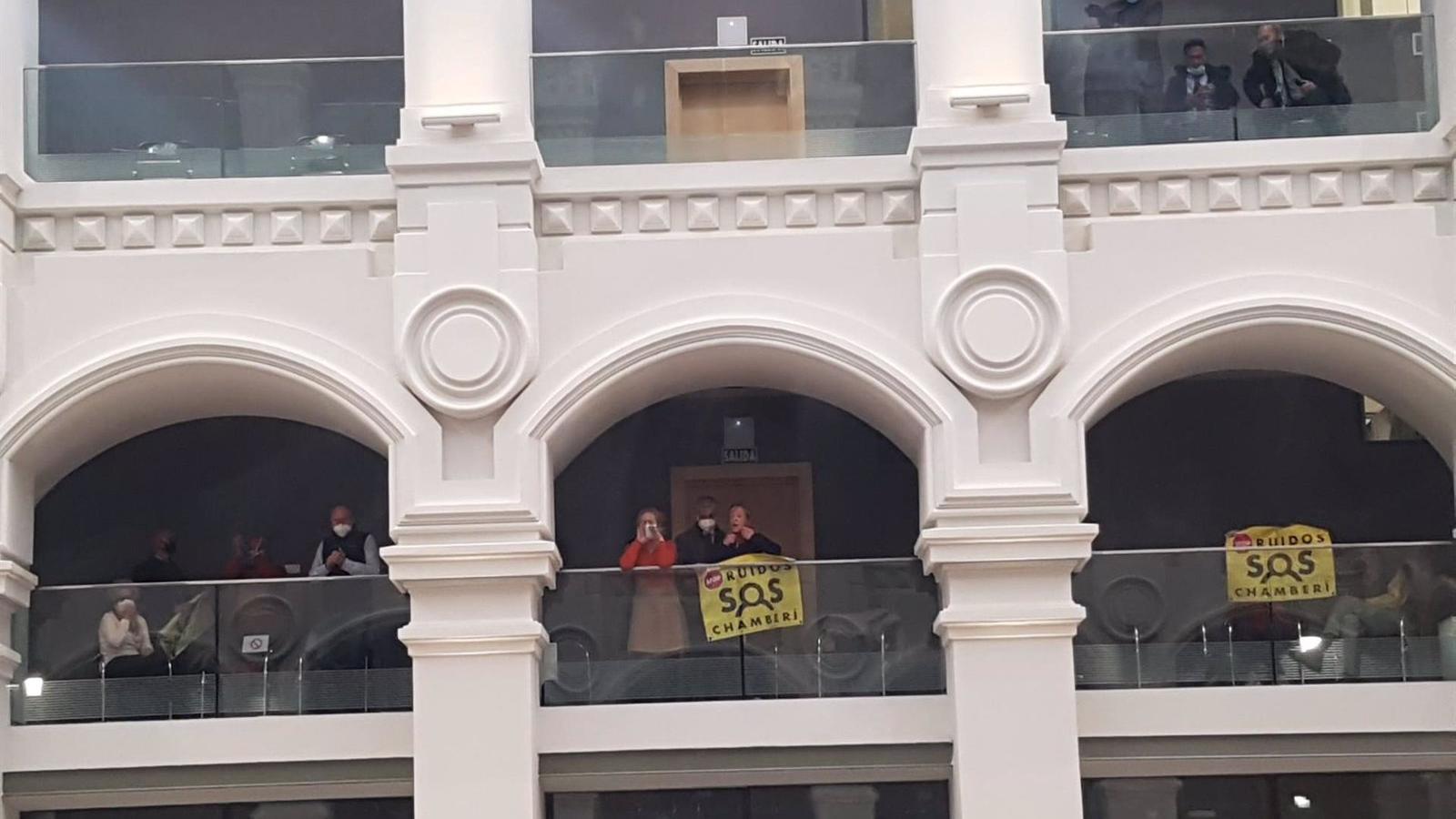 Desalojados del Pleno de Cibeles los vecinos que rechazan la ordenanza de terrazas