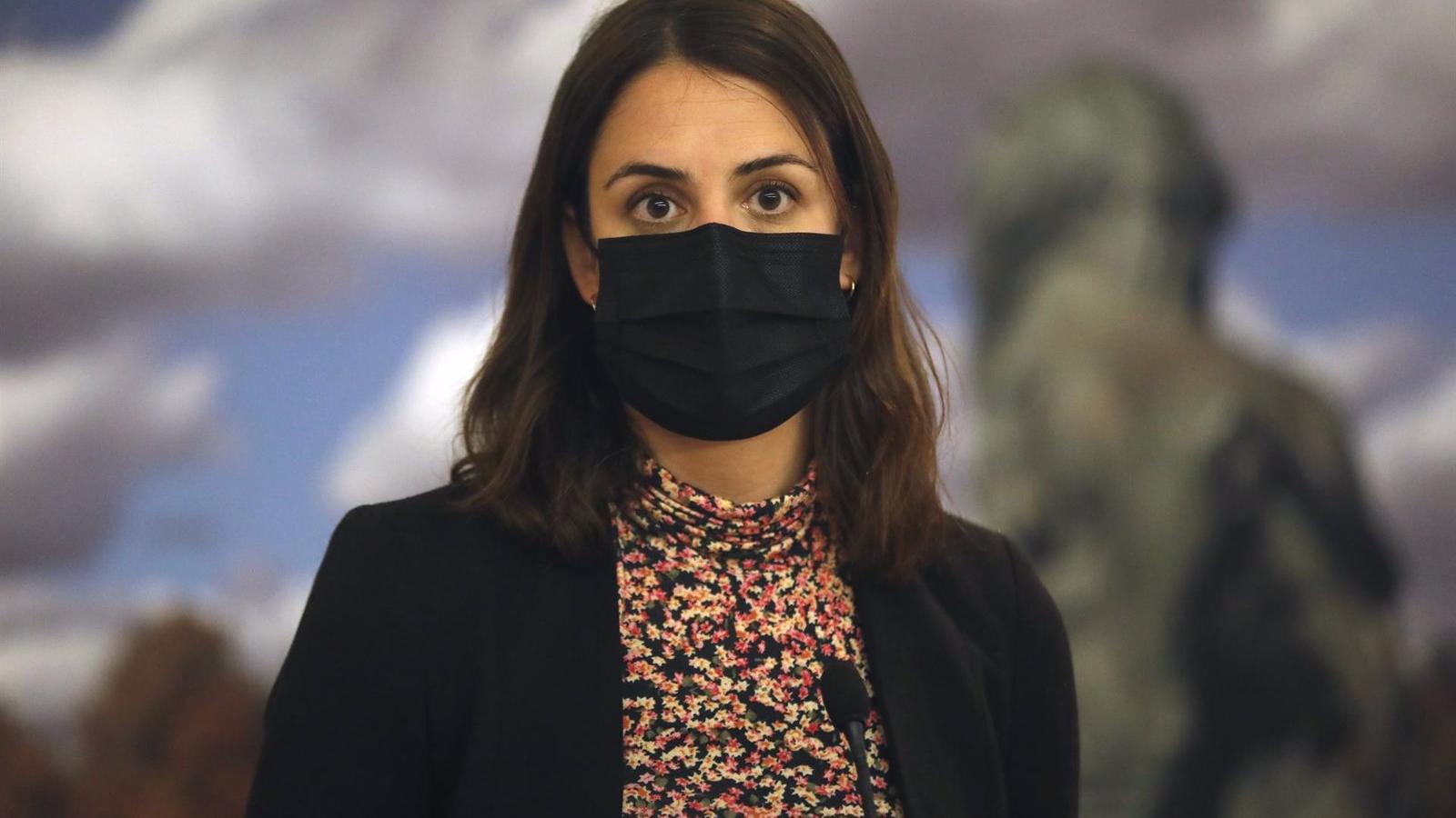 Maestre acusa a Almeida de anteponer los "intereses del PP y de Ayuso" con su mutismo ante las colas en los centros de salud