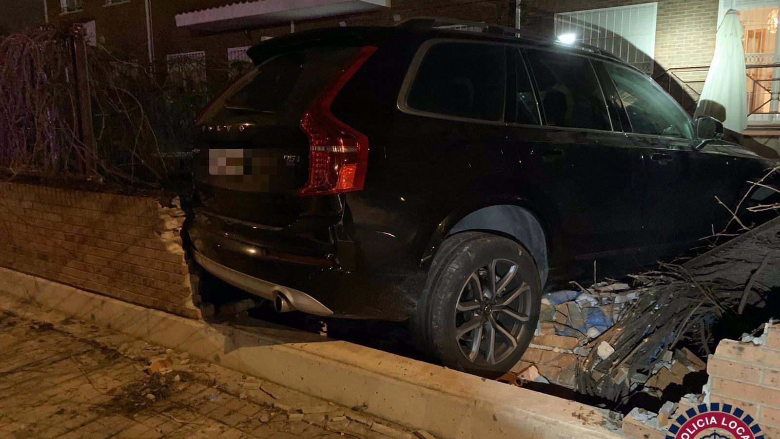 Estampa su coche contra el patio de un chalé en Valdemoro al "usar mal las marchas"