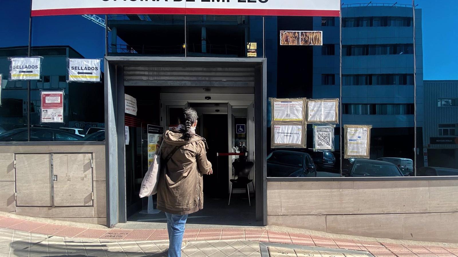 El paro en la Comunidad de Madrid baja un 25,5% en 2021, 122.500 desempleados menos