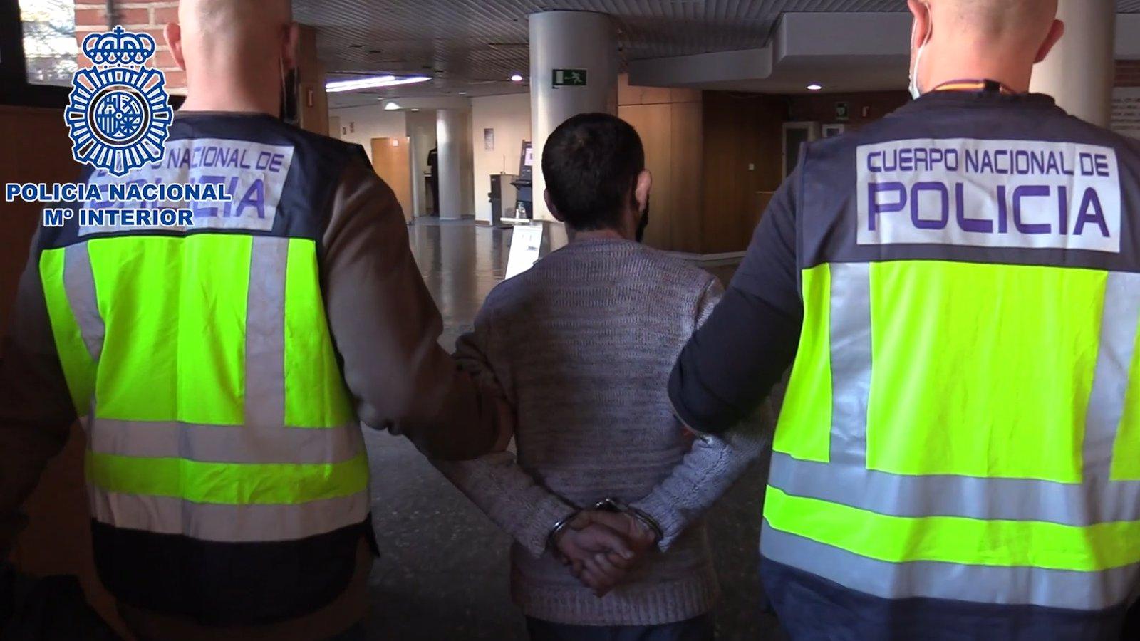 Detenido un hombre por atracar dos veces el mismo banco de Chamberí con un machete