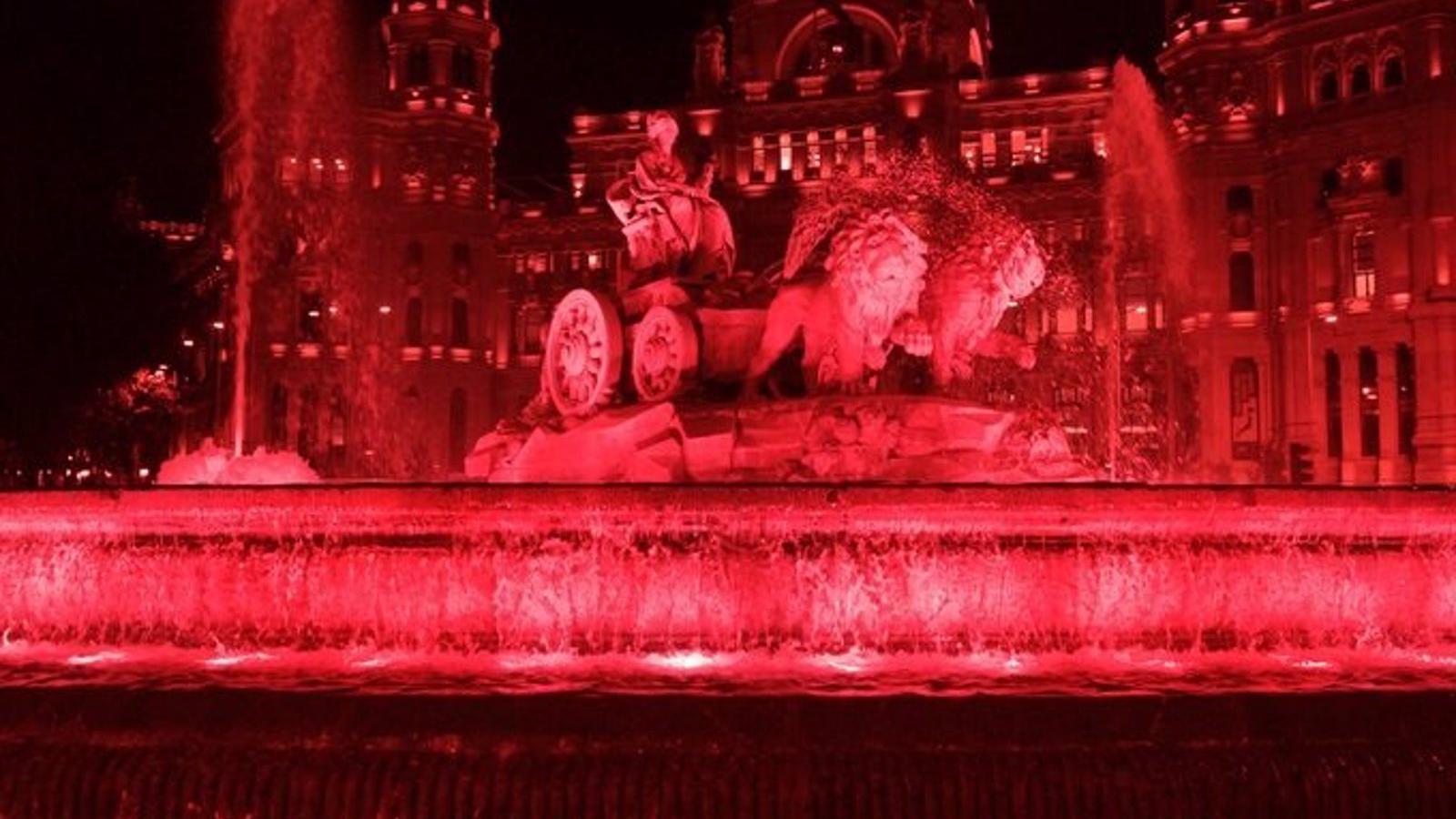 Monumentos emblemáticos de Madrid se iluminan de rojo por el 54 cumpleaños del Rey Felipe VI