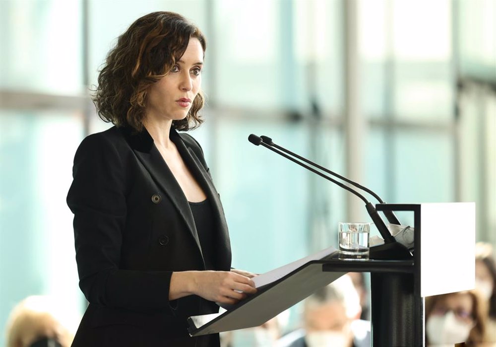 Díaz Ayuso ve un "horizonte positivo" con la pandemia y apunta a que los datos descienden "en picado"