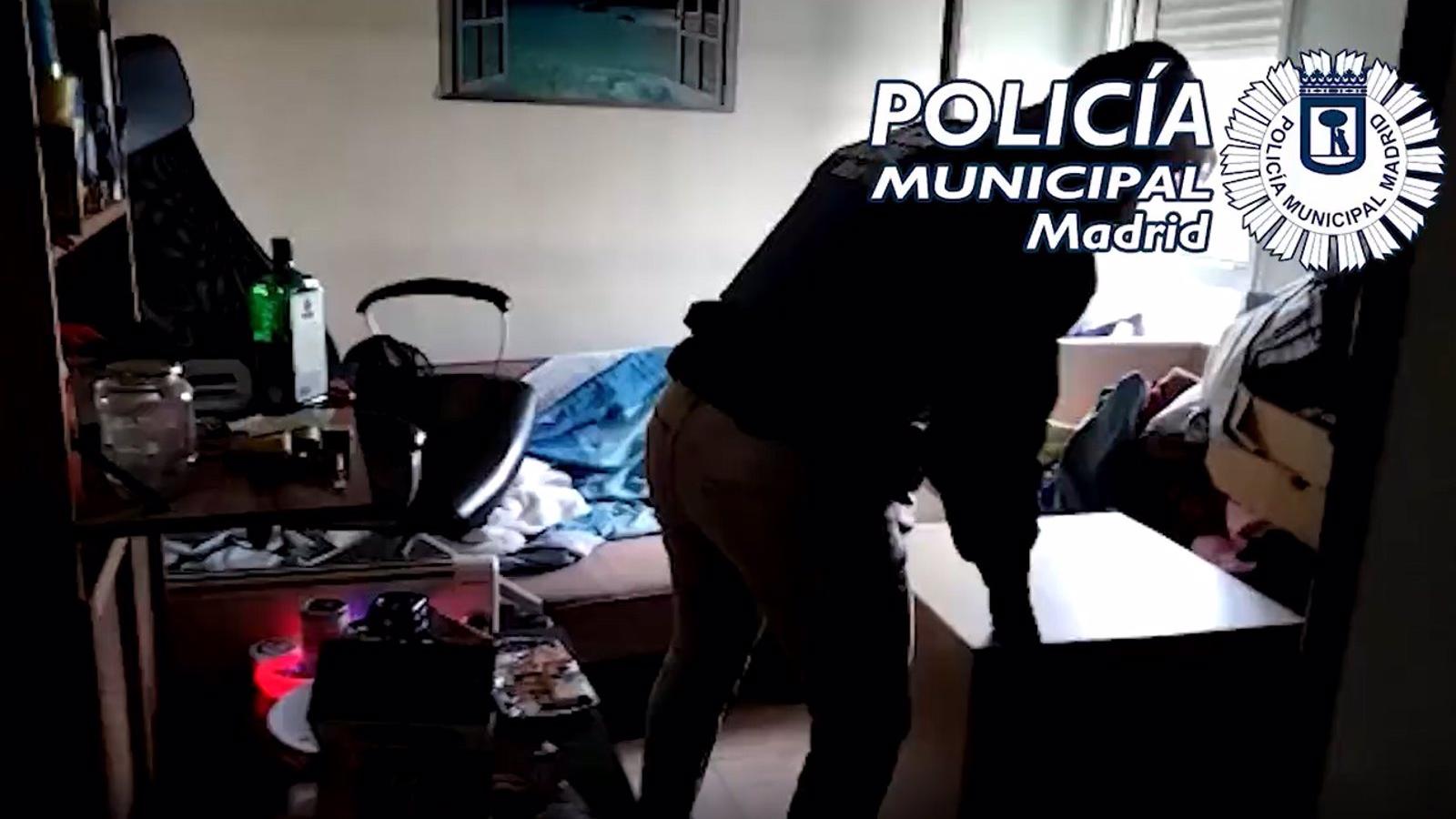 Dos detenidos y requisados más de tres kilos de hachís y marihuana en un piso de Canillas