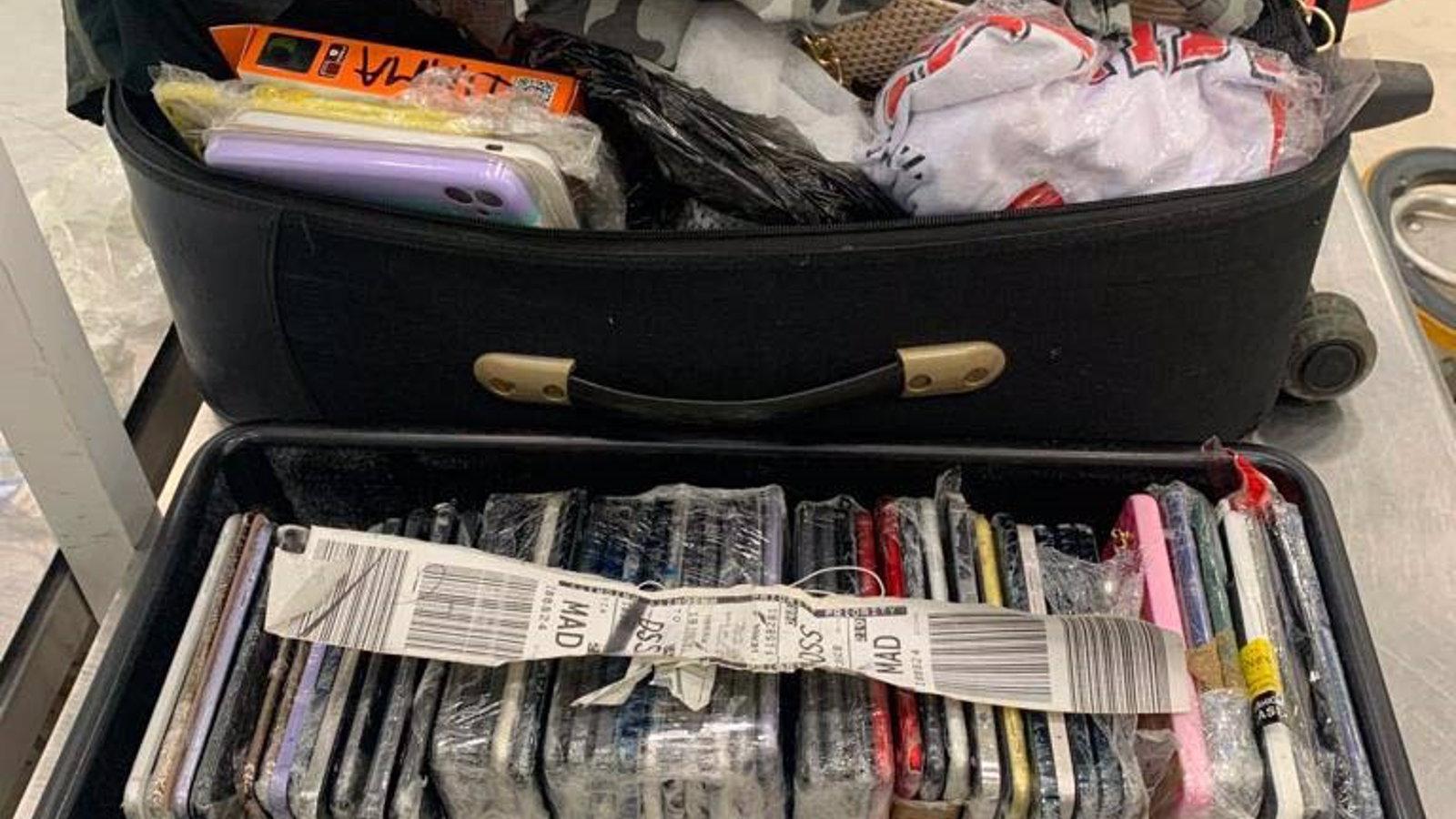 La Guardia Civil intercepta en Barajas dos maletas con casi un centenar de teléfonos de dudosa procedencia