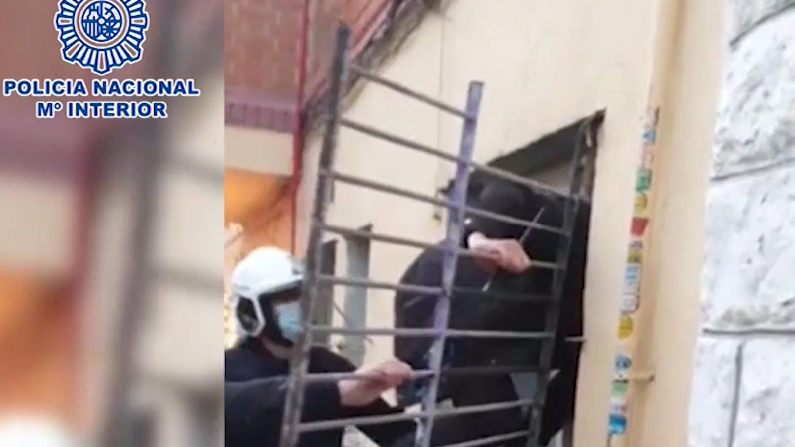 Cae de nuevo el 'clan de los Gordos' por vender droga en narcopisos de Vallecas