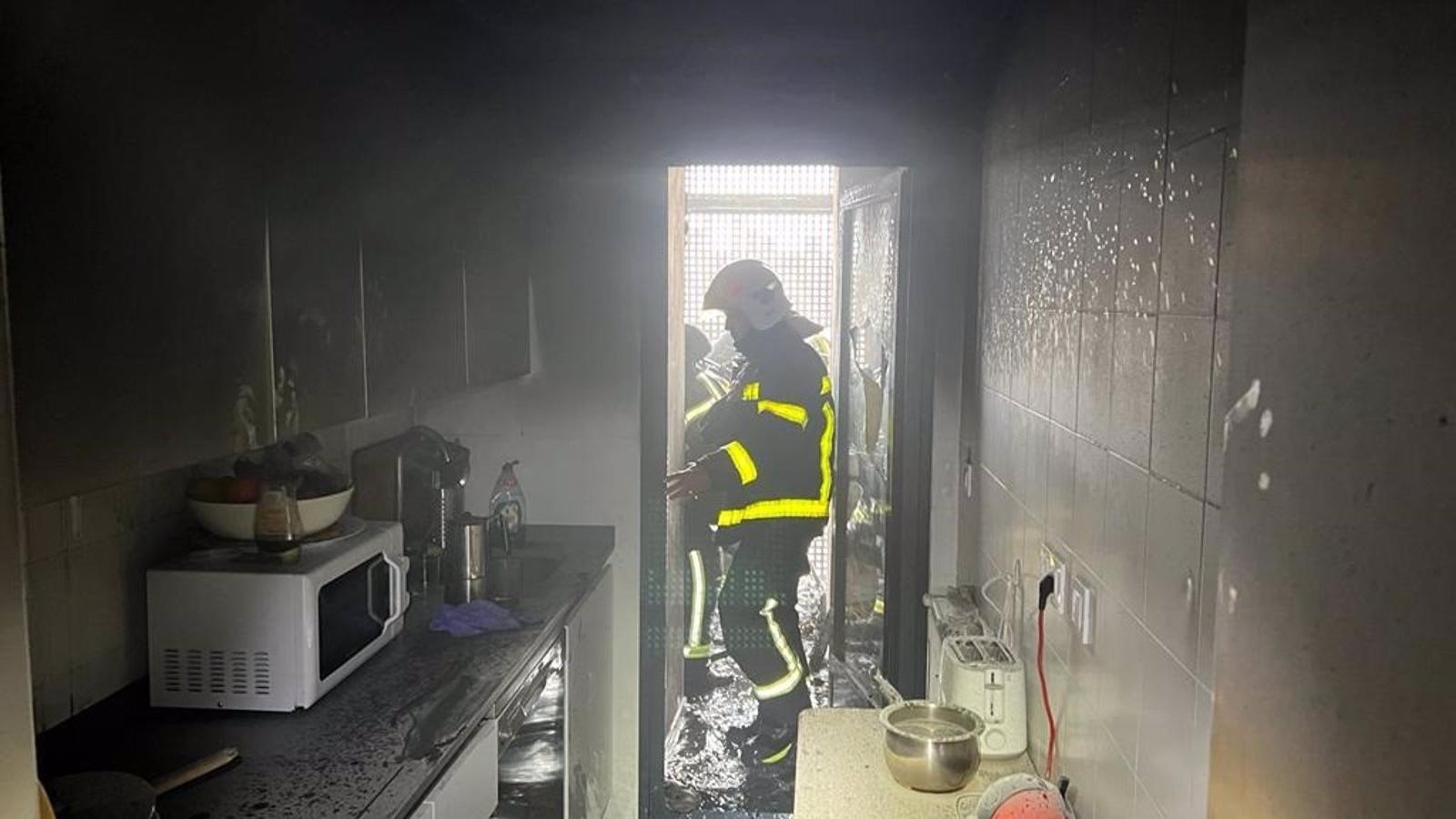 Dos heridos leves en un incendio en un tendedero de una vivienda en Arroyomolinos