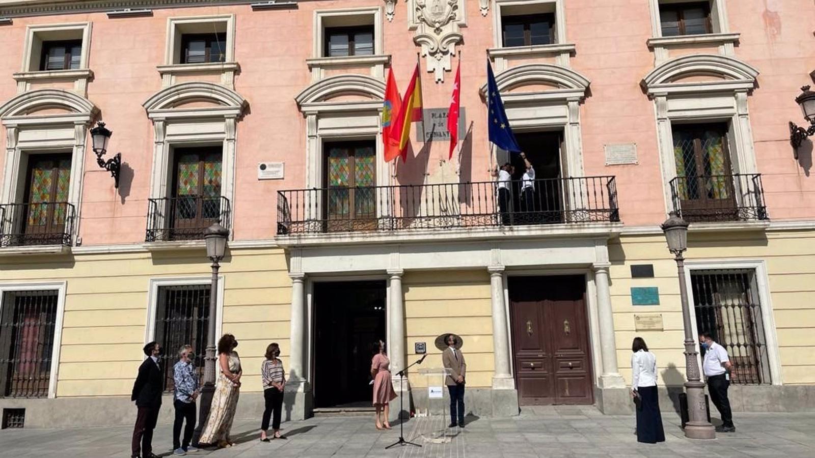 Alcalá reabre la pasarela peatonal sobre las vías del tren en la calle Gaceta tras las obras de reparación