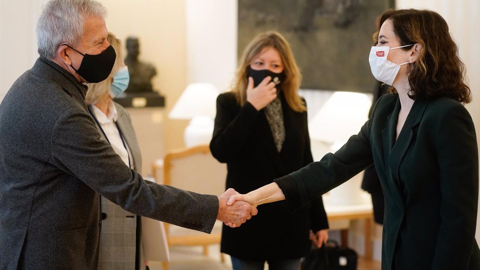 Díaz Ayuso analiza con Cáritas el efecto postpandemia y la brecha digital para luchar contra la exclusión social