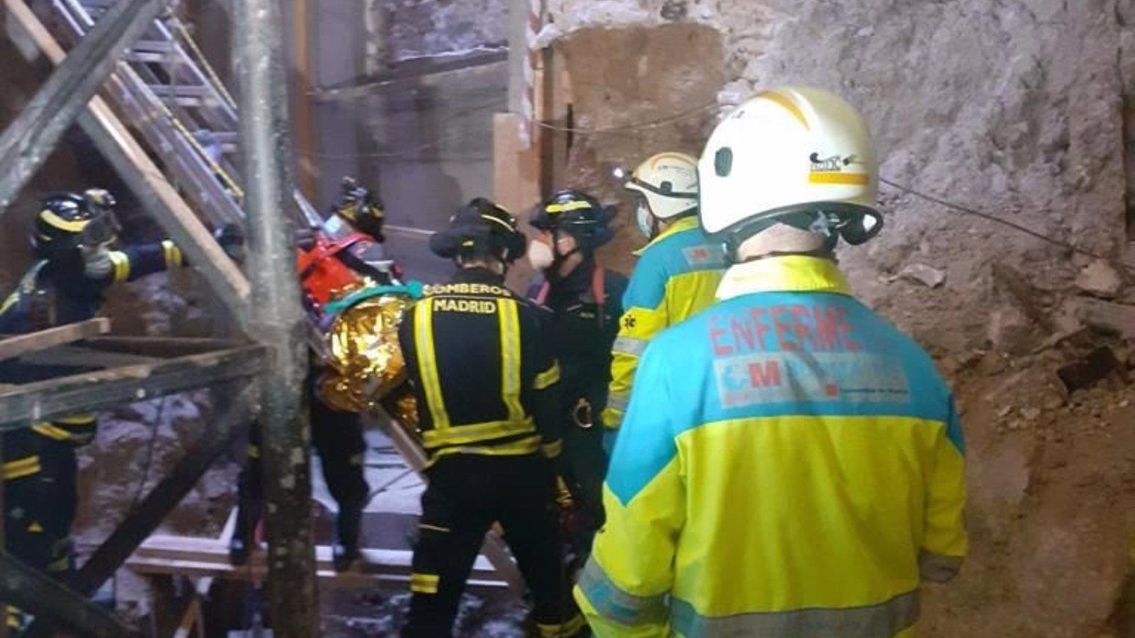 Un trabajador de 42 años sufre un accidente laboral tras caerle encima una piedra de 40 kg en Méndez Álvaro