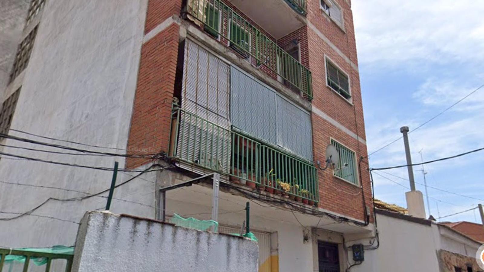 Se tira por la ventana al descubrirse que vivió más de un año con el cadáver de su padre para cobrar su pensión