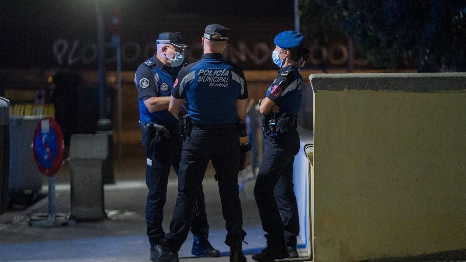 La Policía Municipal incauta 180 bolsos y productos falsificados en dos locales de Lavapiés