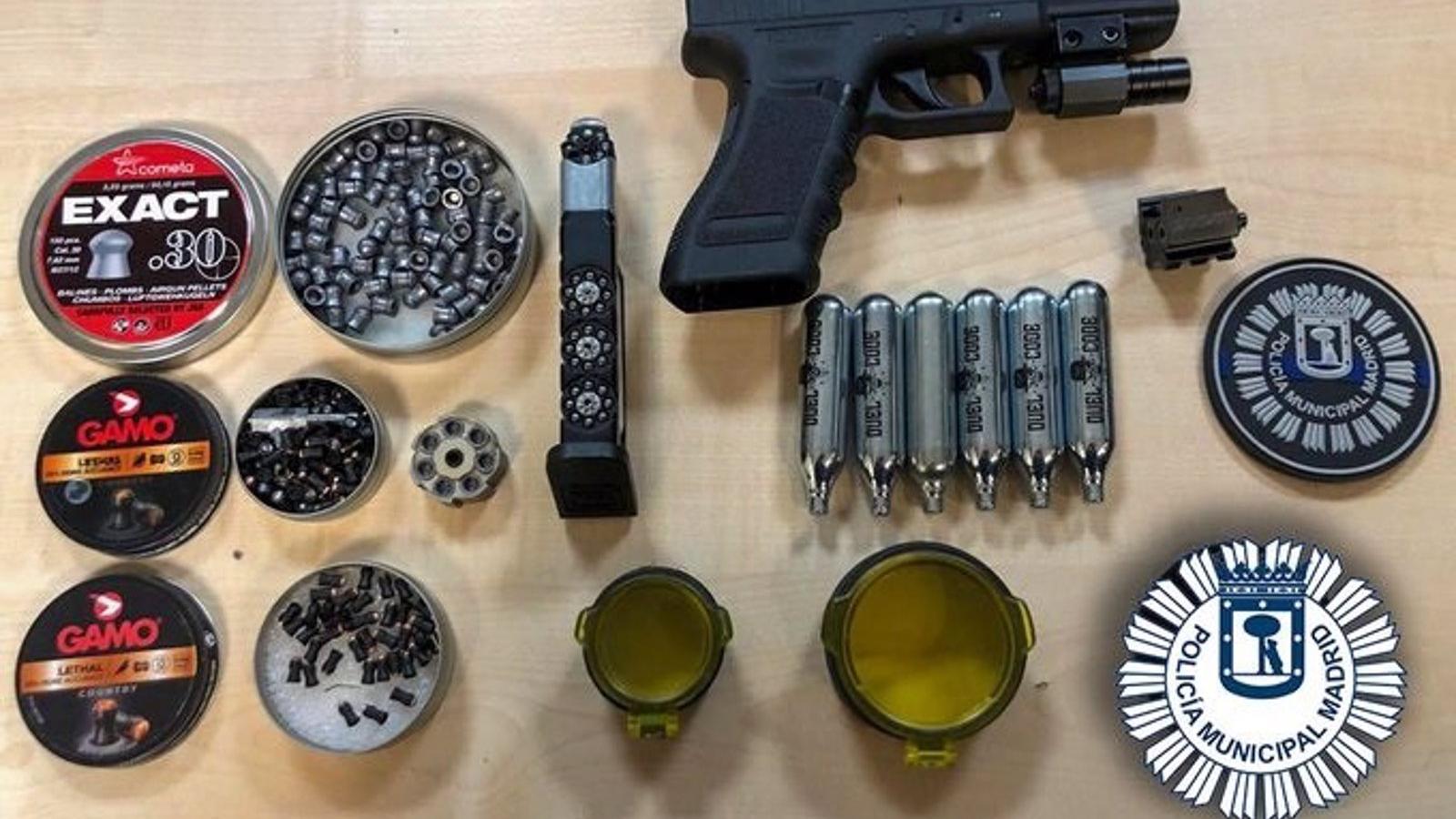 Requisan una pistola y varias cajas de perdigones en un vehículo que se dirigía a Plaza de Castilla