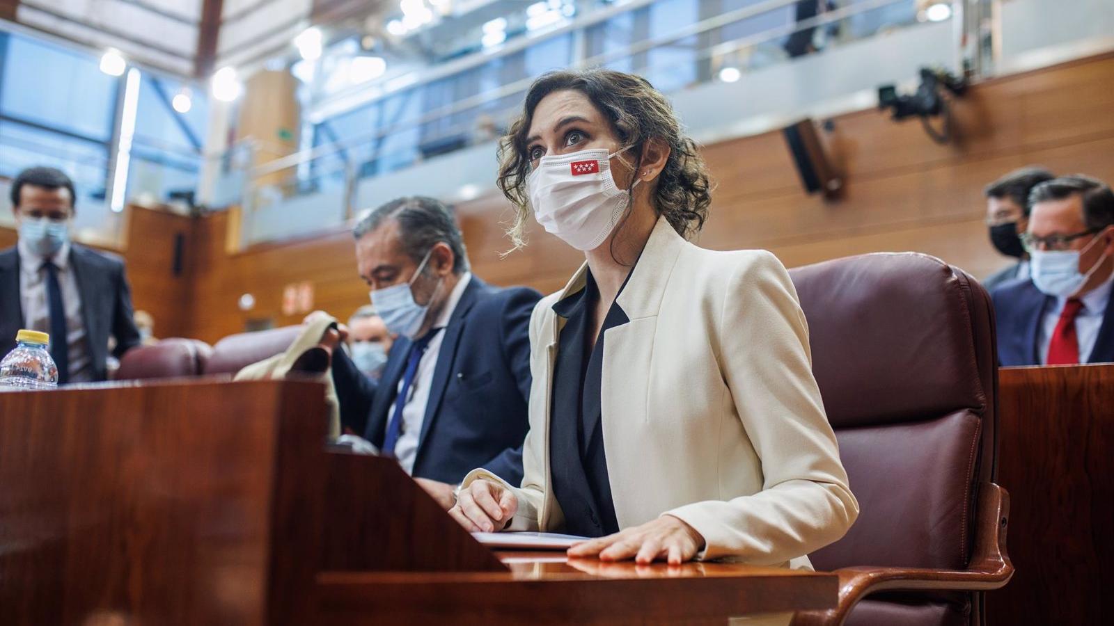 Díaz Ayuso denuncia que le están haciendo pagar con acusaciones a su familia "tener 65 escaños"