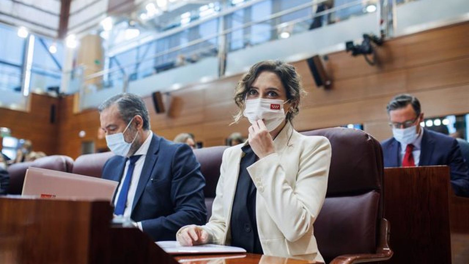 Díaz Ayuso muestra la solidaridad y el apoyo de Madrid a Galicia y a las familias del pesquero naufragado