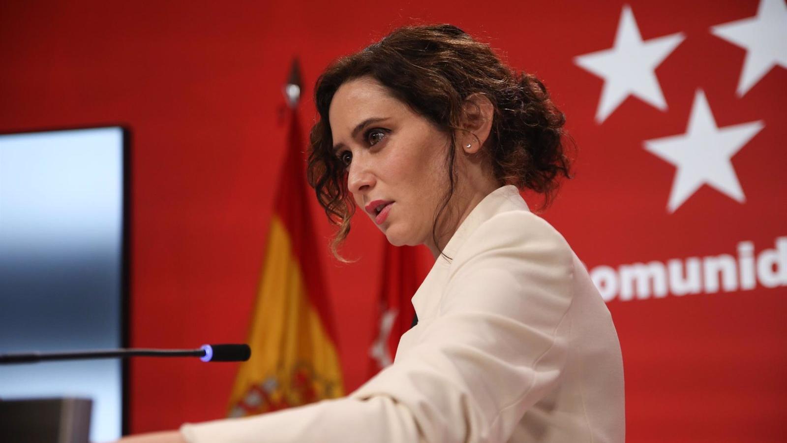 Ayuso insiste en que Casado le dijo que el dossier de su hermano vino de Moncloa y que el PP lo movió entre periodistas