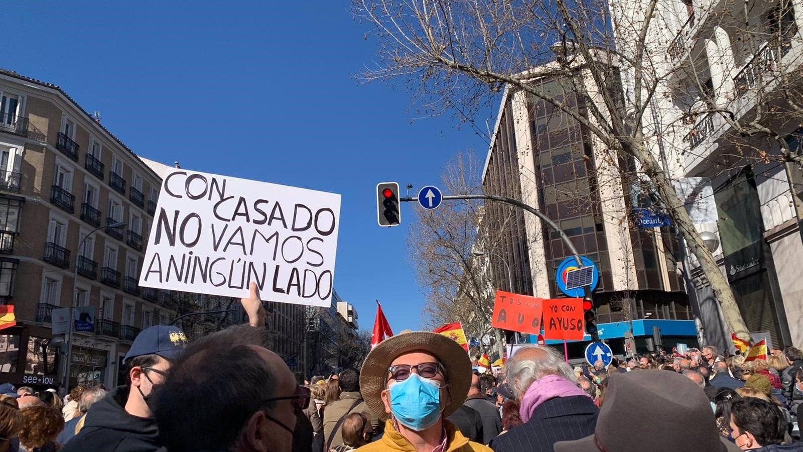 Más de 3.000 simpatizantes del PP se manifiestan en Génova a favor de Ayuso