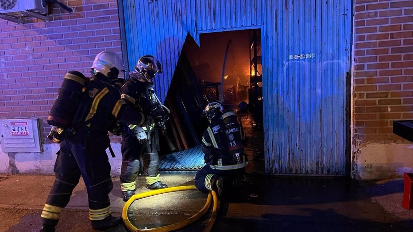 Controlado un incendio en una nave industral de gran extensión en Humanes