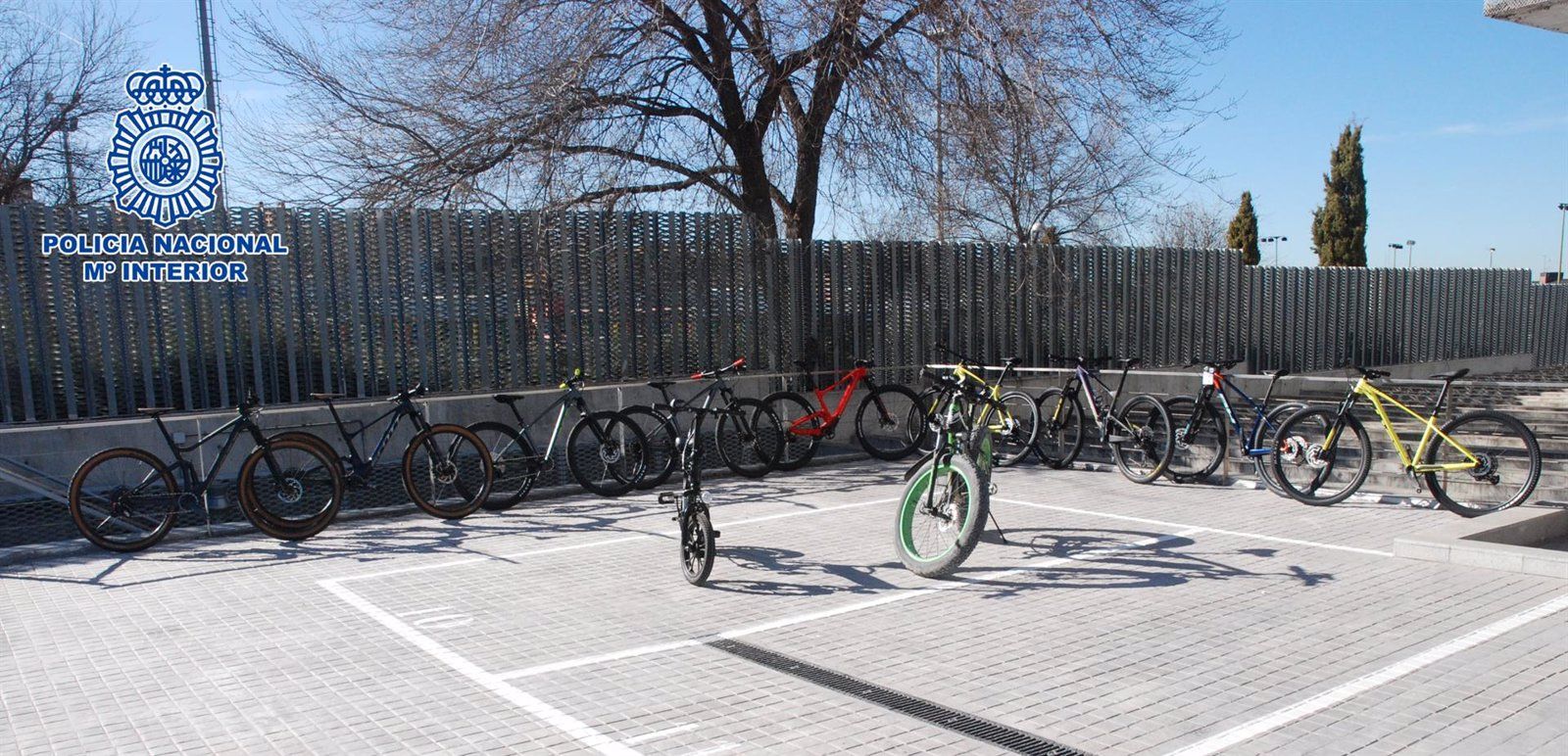 Detenidos en Madrid tres hombres que habían robado varias bicis de alta gama con una alunizaje en Algeciras