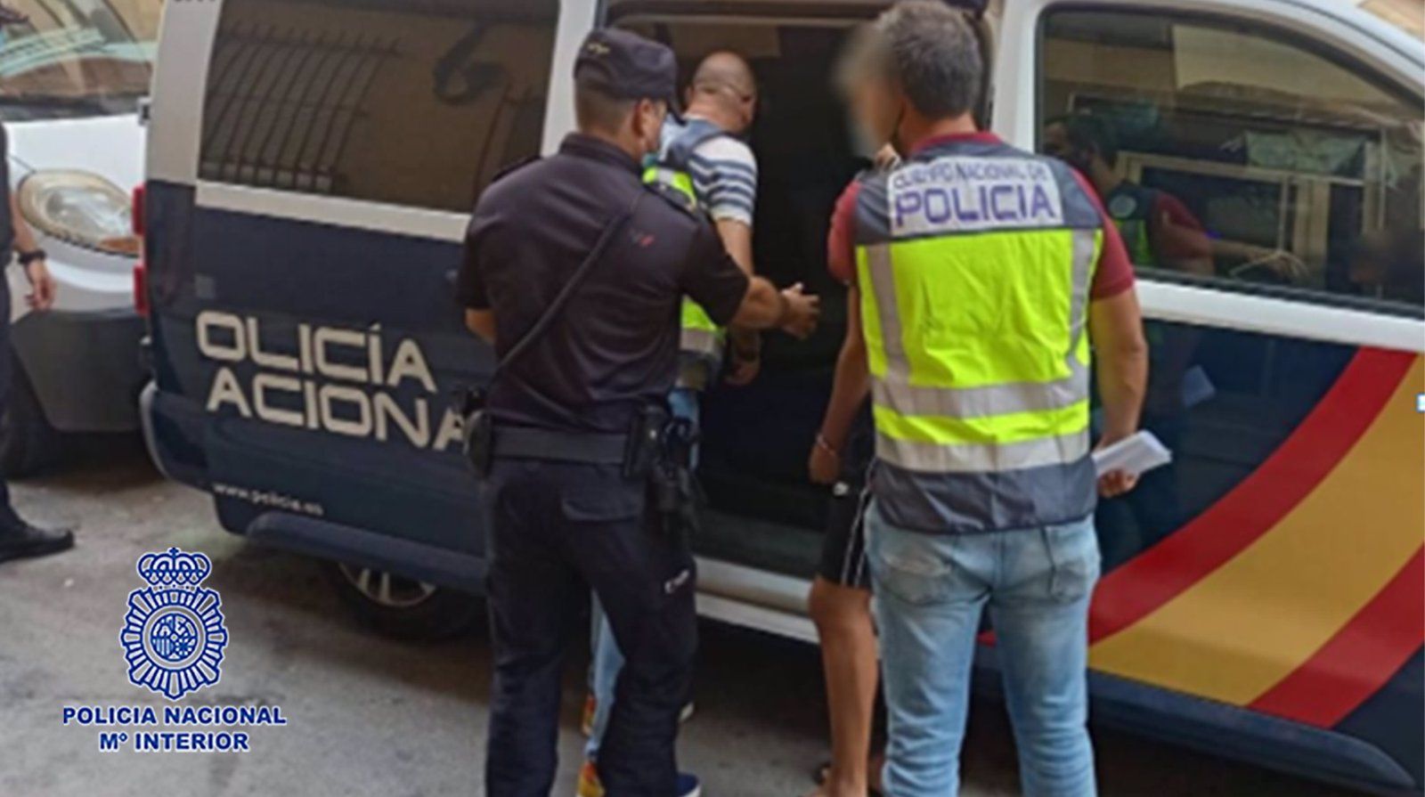 Arrestados dos hombres por ocultar una pistola en el baño de un local de Alcobendas