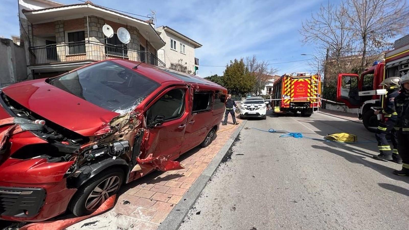 Una furgoneta impacta contra un camión y acaba con el cerramiento de una casa en Moralzarzal