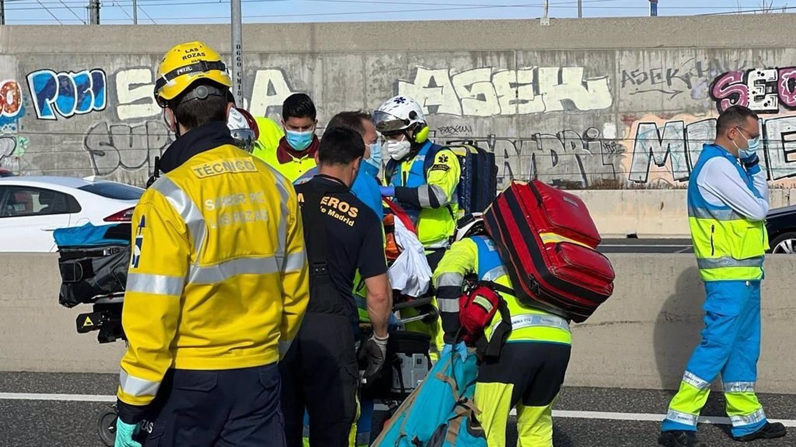 Heridos los dos ocupantes de una furgoneta al volcar en la A-6 a la altura de Las Rozas
