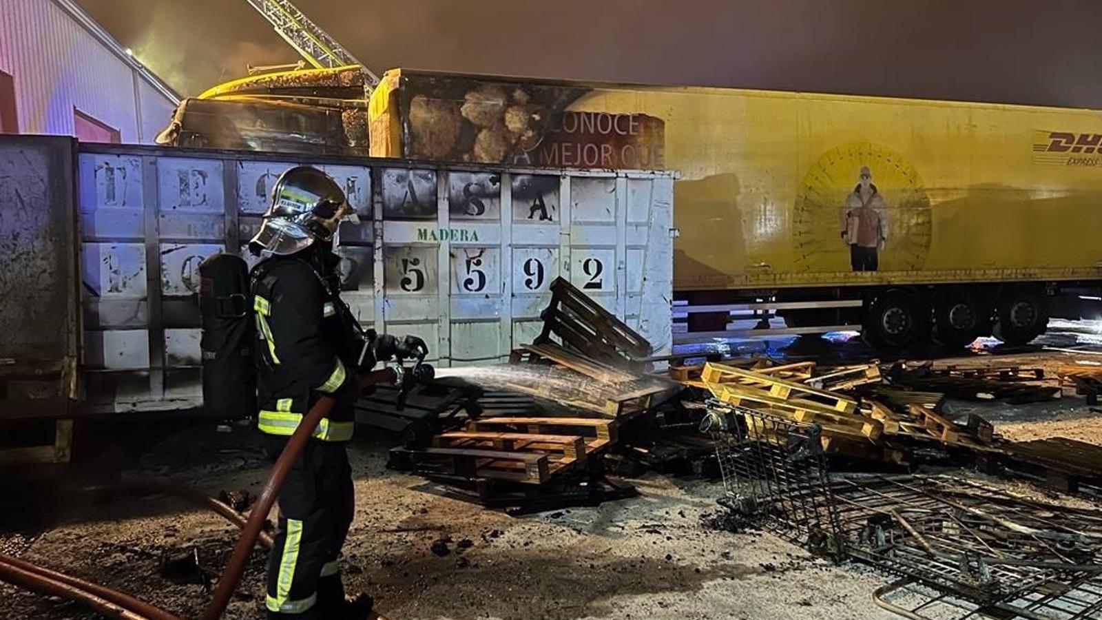 Controlado un incendio en una nave industrial en Getafe