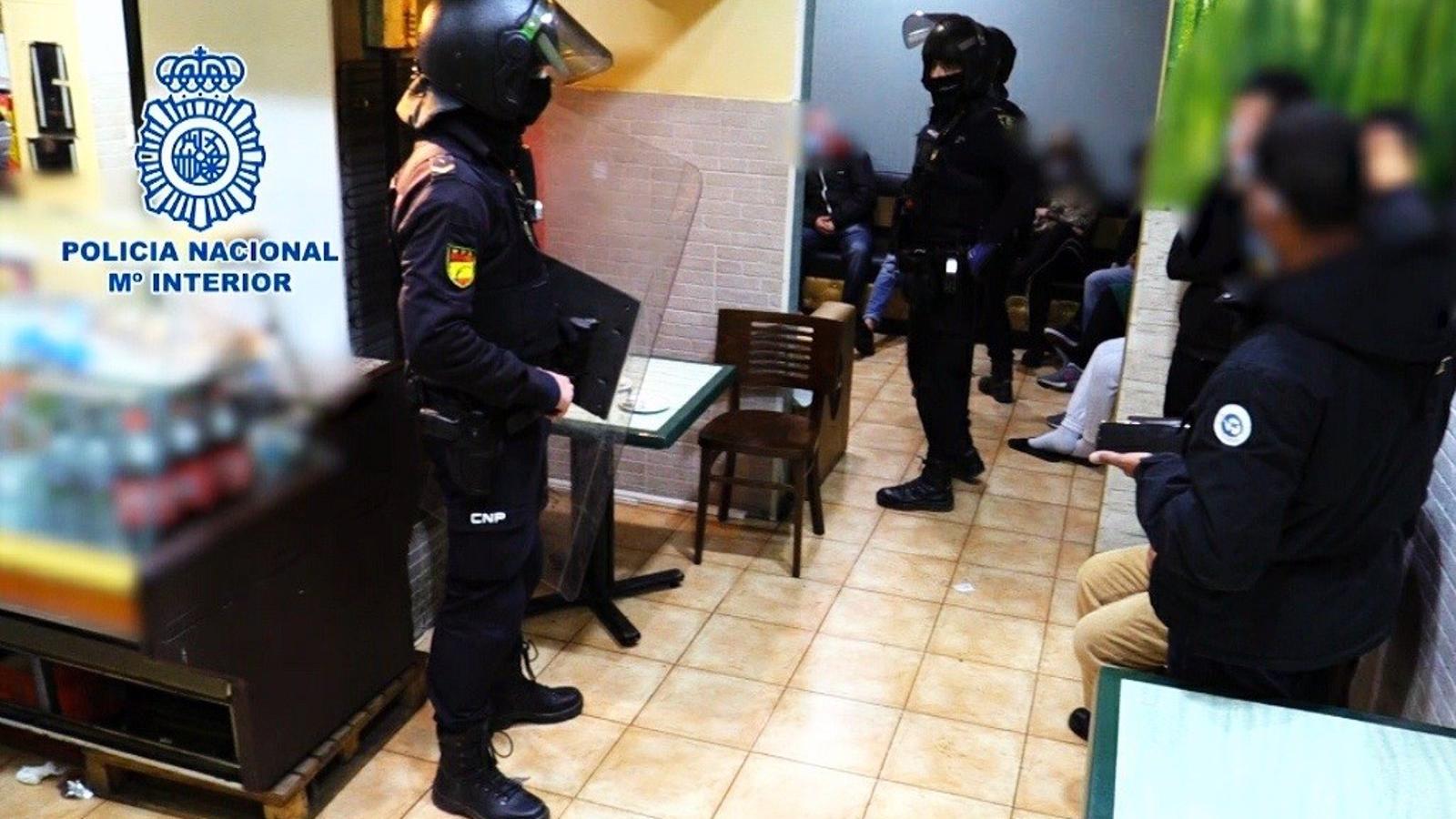 14 detenidos y 140 identificados en una redada contra explotación laboral en siete locales de Vallecas y Moratalaz