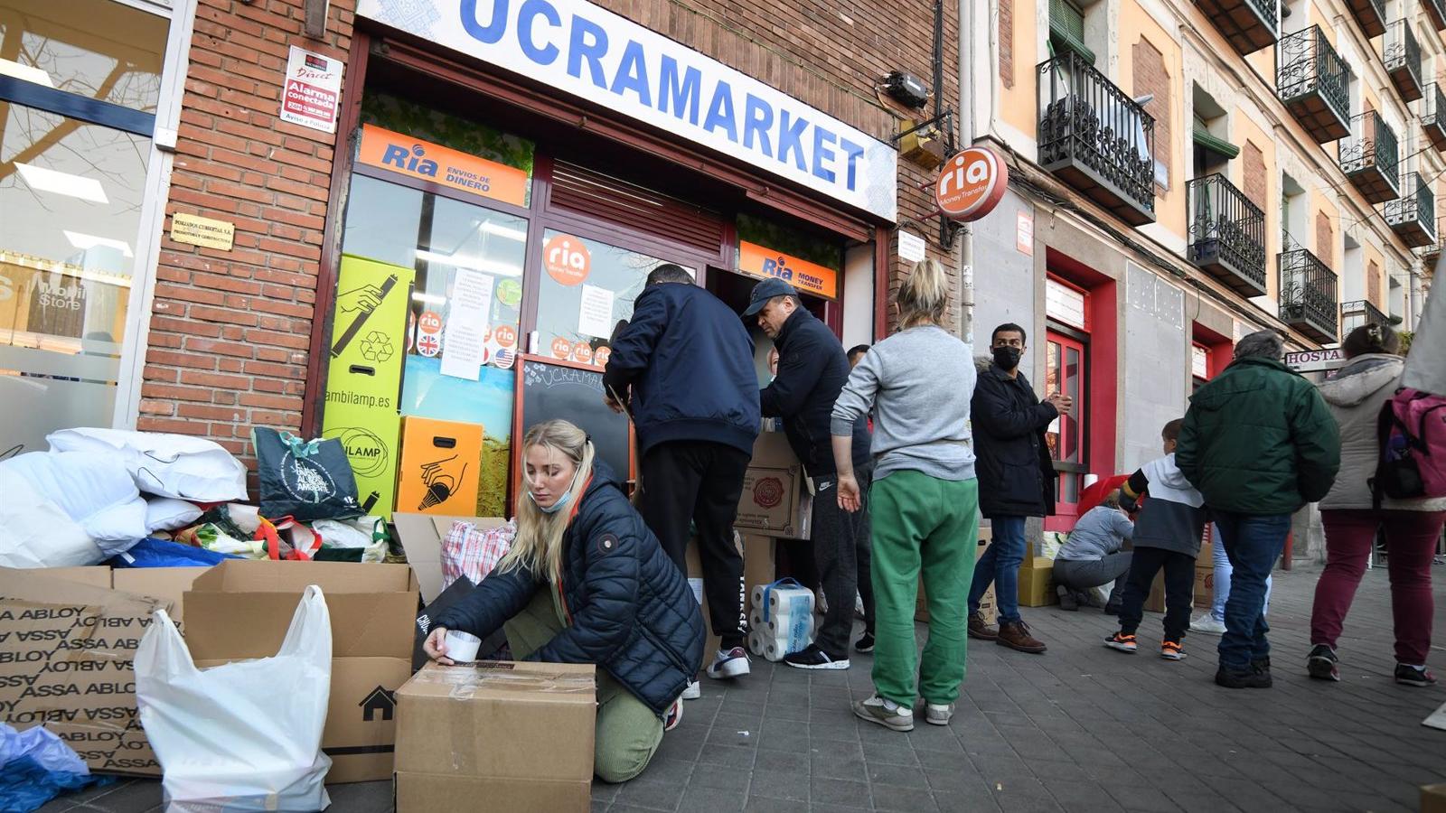 Ucramarket canaliza la solidaridad de los madrileños y  Madrid estudia ceder una nave como almacén