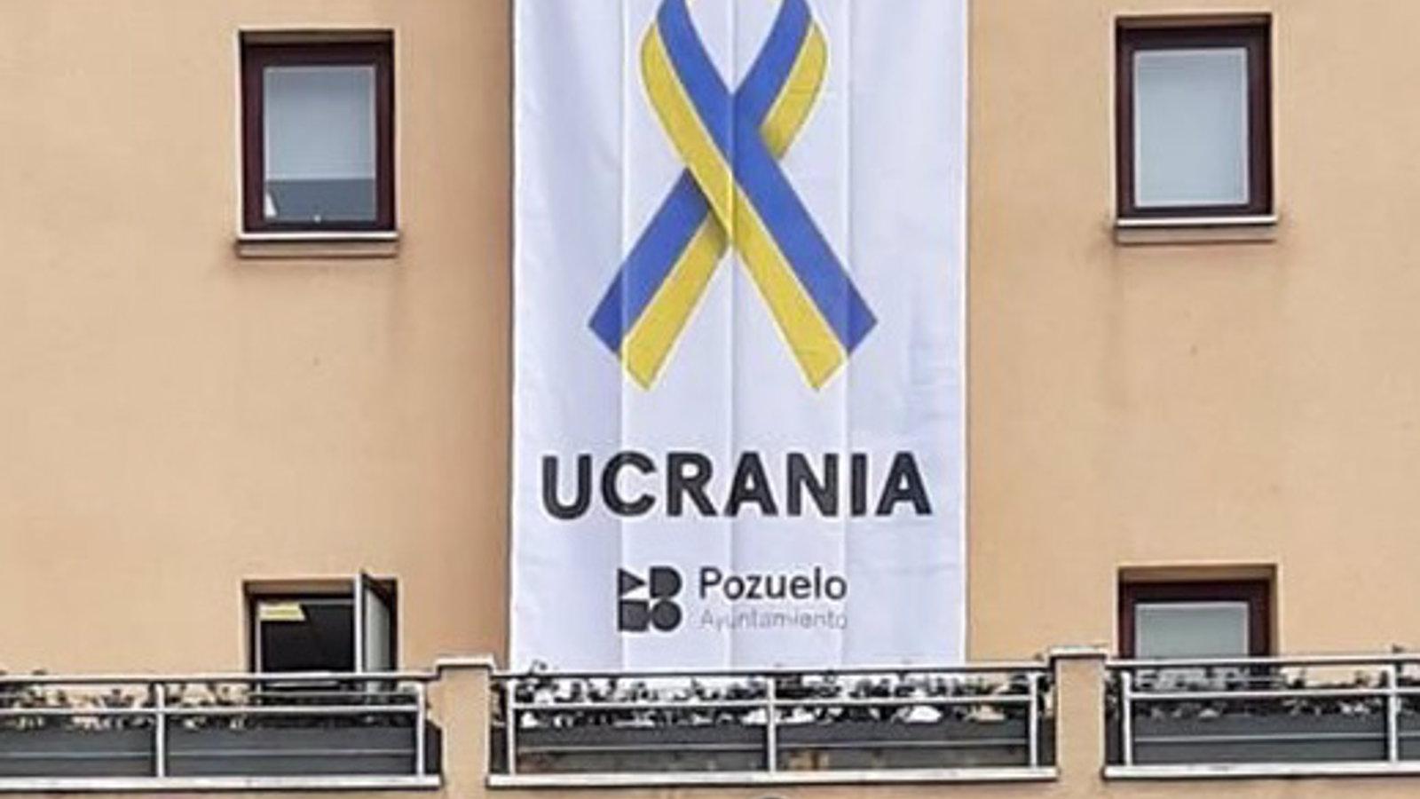 La fachada del Ayuntamiento de Pozuelo cuelga una pancarta de apoyo a Ucrania y rotondas se iluminan con sus colores