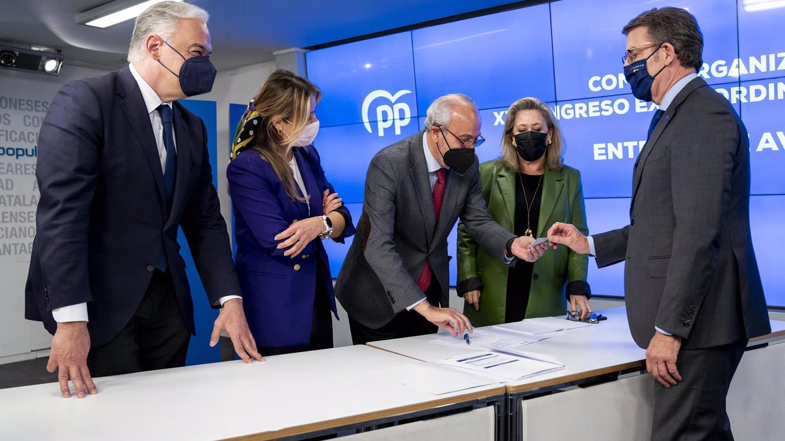 Feijóo, tras presentar más de 55.000 avales: "Estamos preparados para construir un equipo, un proyecto y un Gobierno"