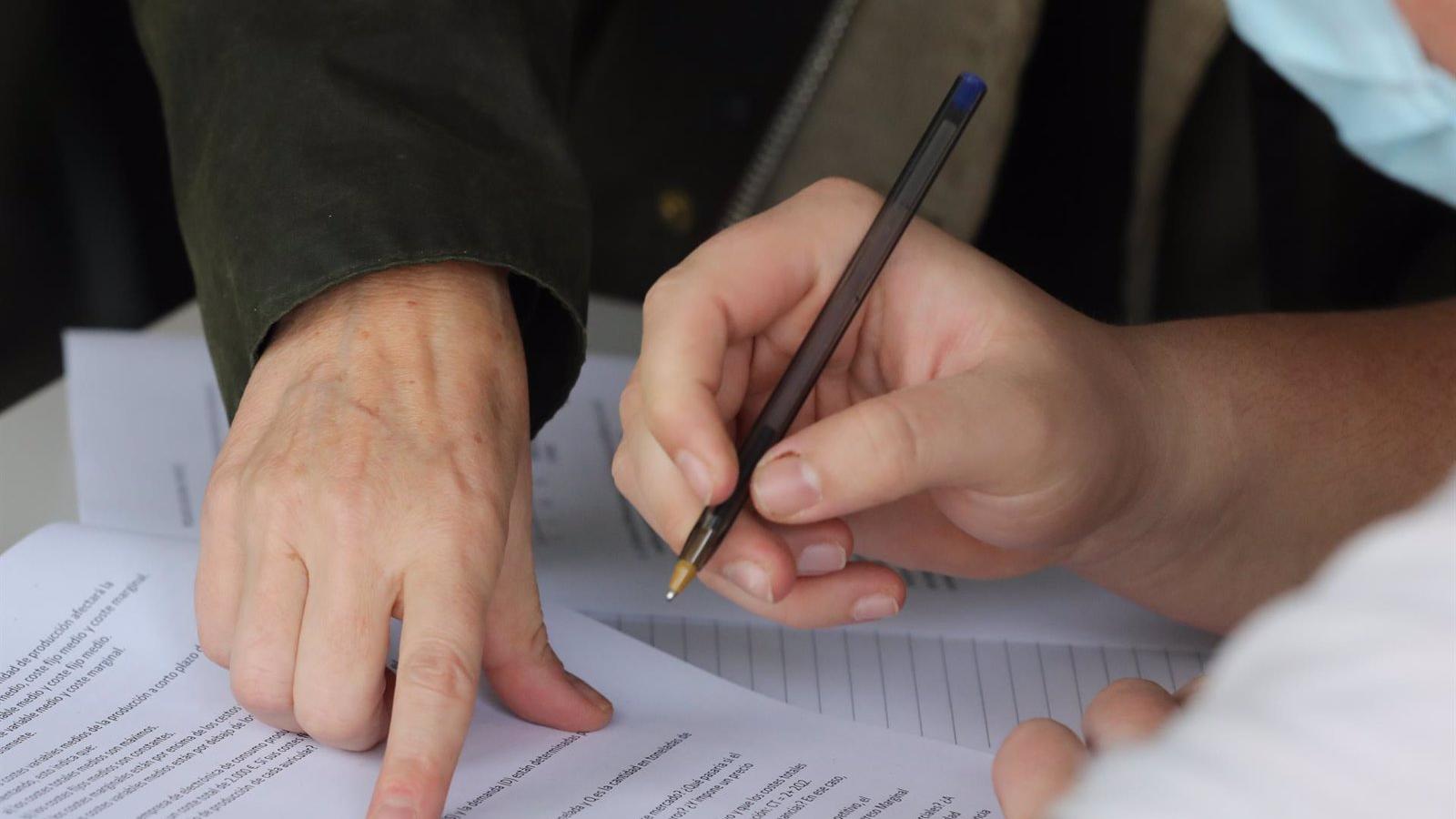 La Comunidad de Madrid rechaza la modificación de las oposiciones de docentes por parte del Gobierno por "rebajar la calidad"