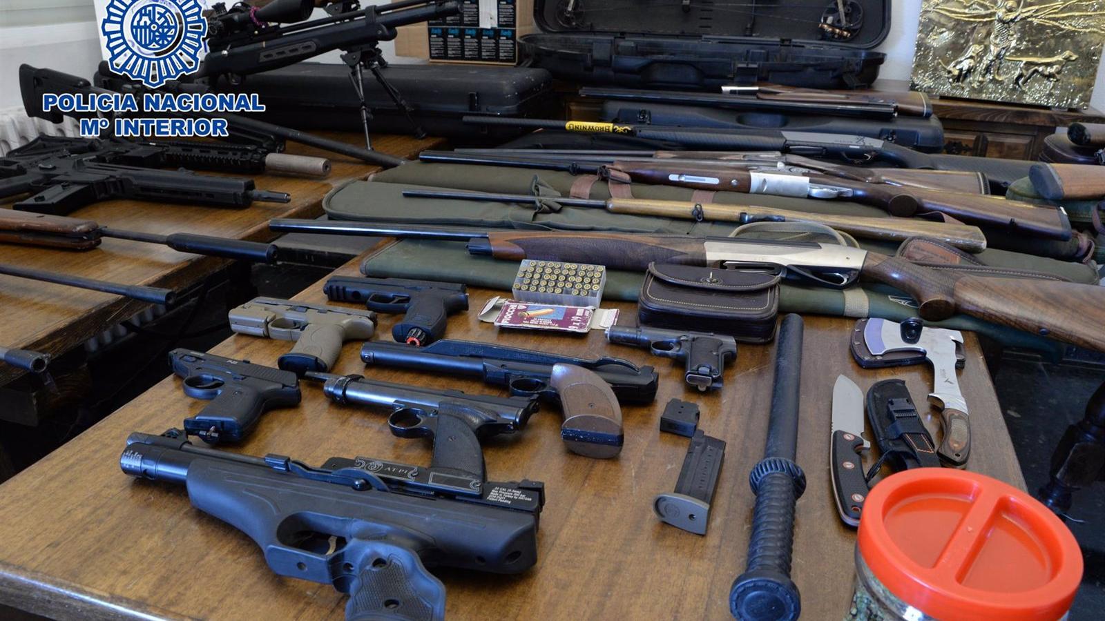 La policía halla más de 30 armas y diversas drogas al desmantelar un punto de venta de droga en Moratalaz