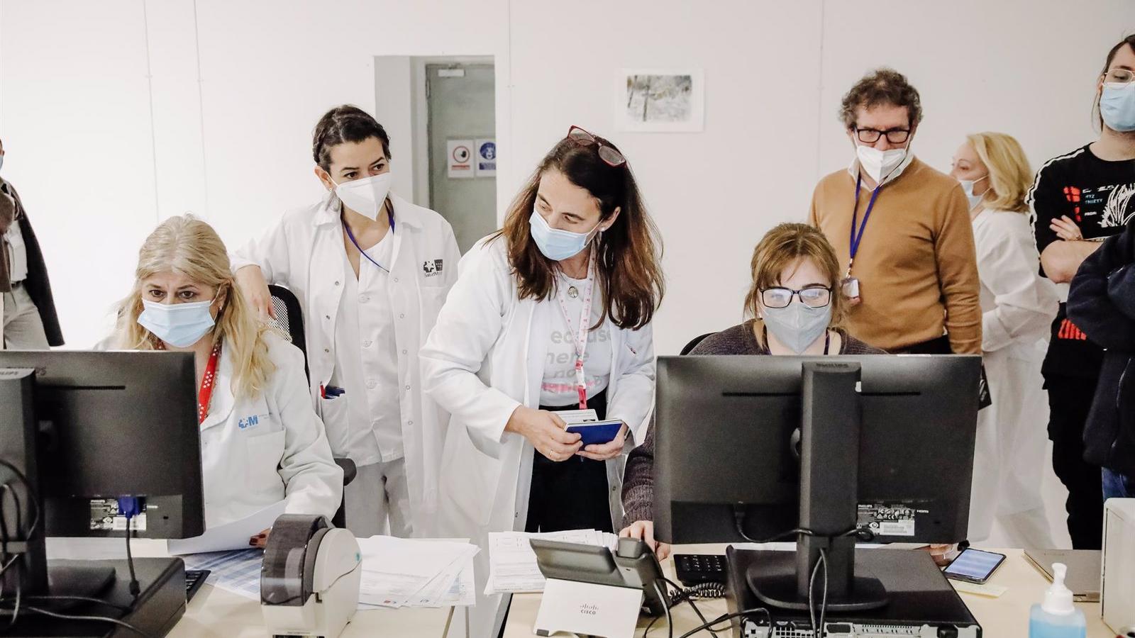 Atendidos 225 refugiados, con siete positivos Covid en un autobús que llegó al Zendal