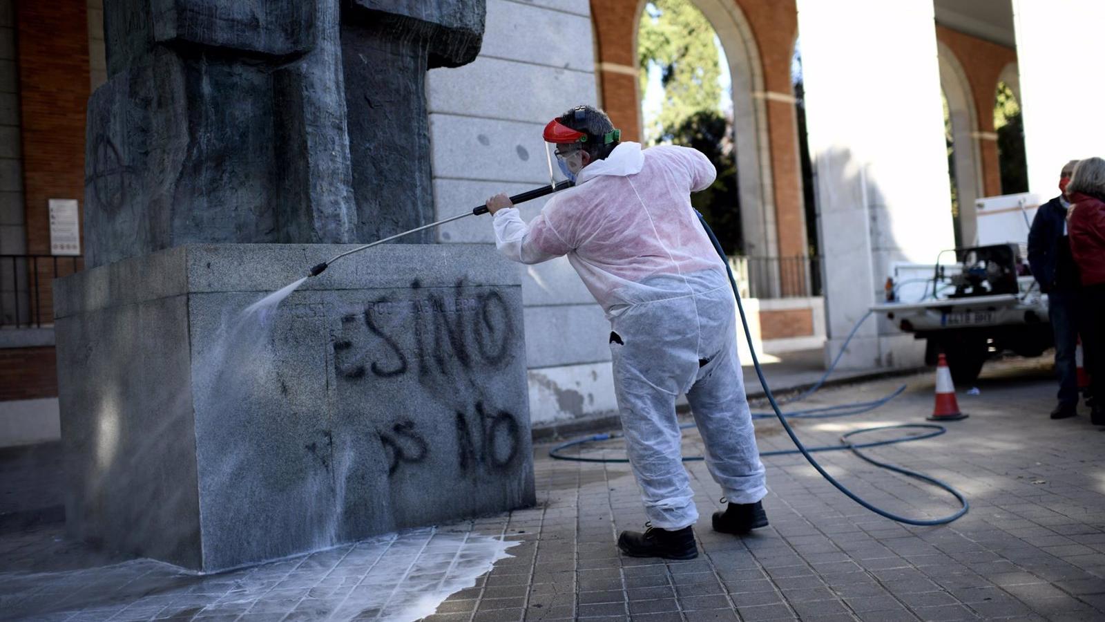 Un juez valida la retirada de la placa de Largo Caballero al tumbar un recurso de Más Madrid