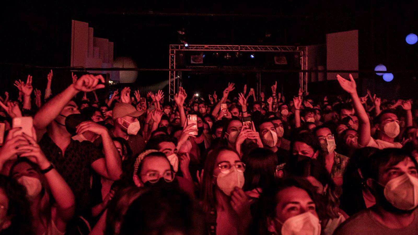 Permitido en la región el consumo de alimentos y bebidas de pie en salas, espacios multiusos y pistas de baile 