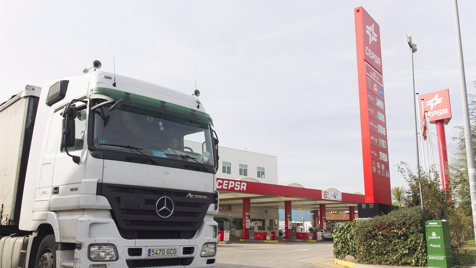 Transportistas y estaciones de servicio urgen al Gobierno a rebajar los impuestos sobre los carburantes