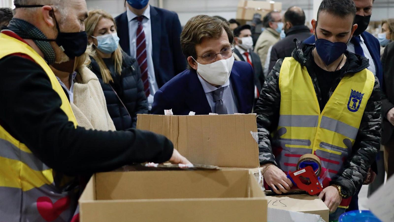 Más de 230 voluntarios madrileños ultiman el envío de 70 toneladas de material en 12 tráileres