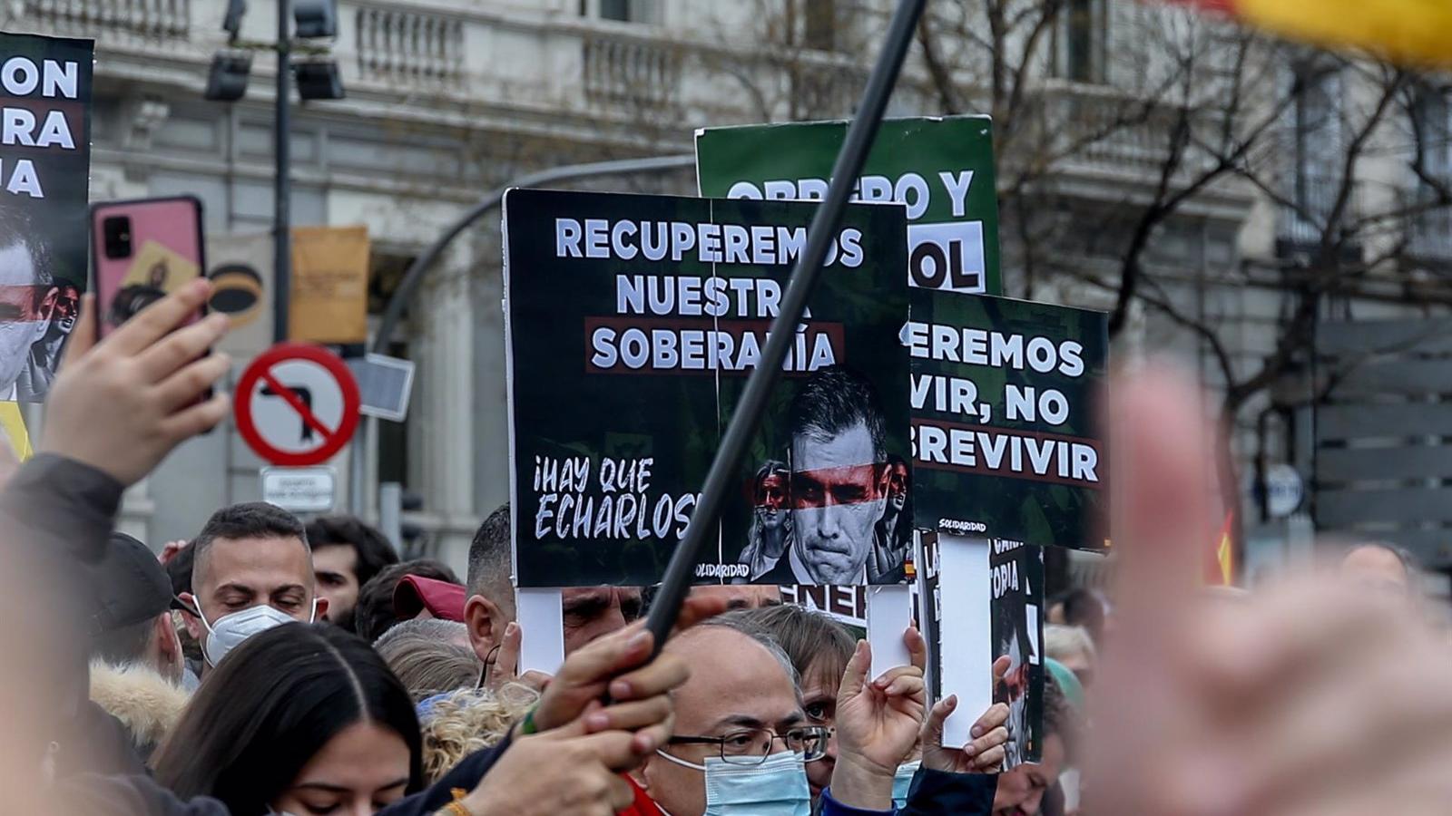 Llenan la plaza de Cibeles contra la subida de los precios al grito de "Gobierno dimisión"