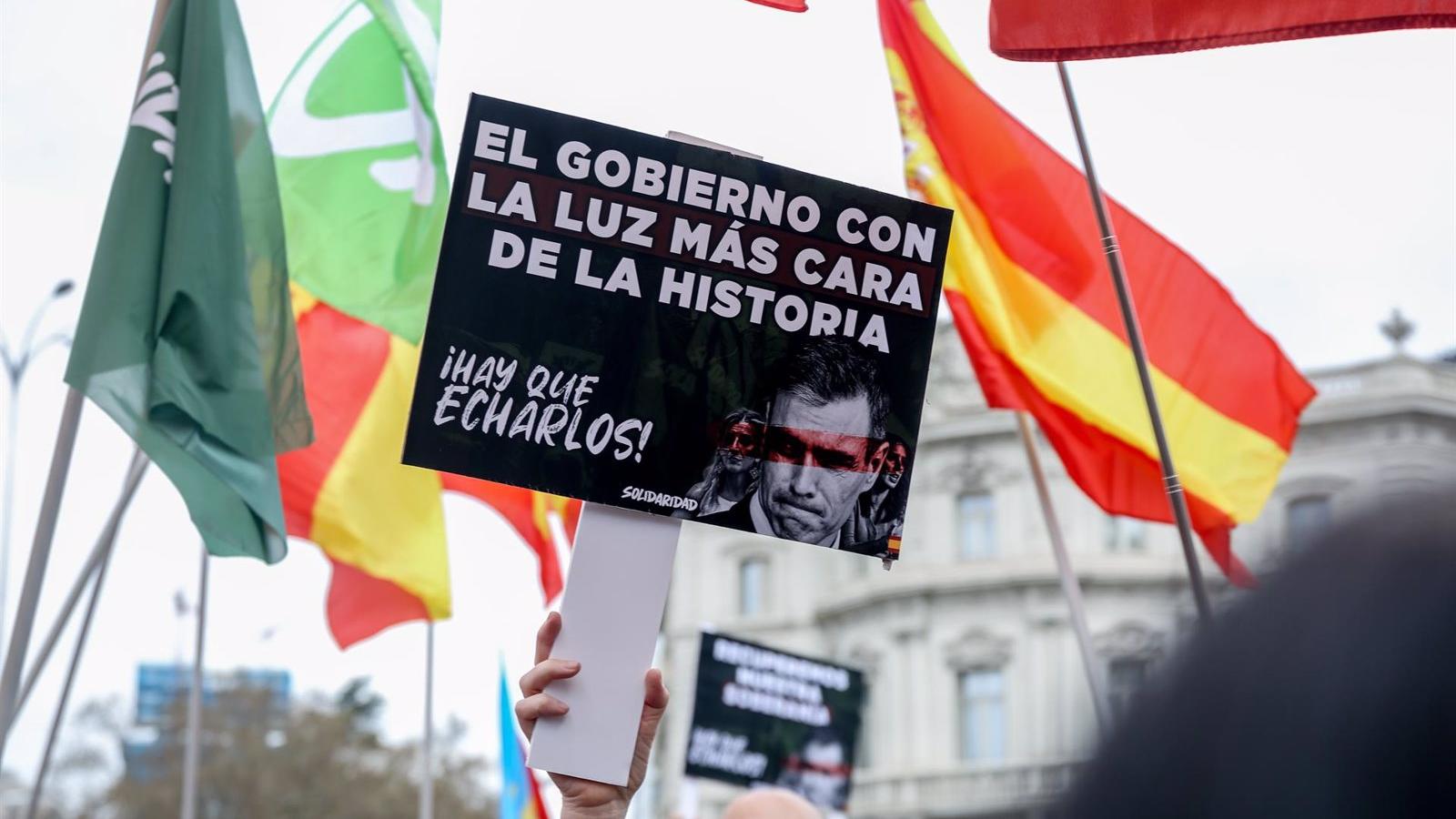 La Policía identifica a siete miembros de Bastión Frontal en Cibeles tras un "momento de tensión" con simpatizantes de Vox