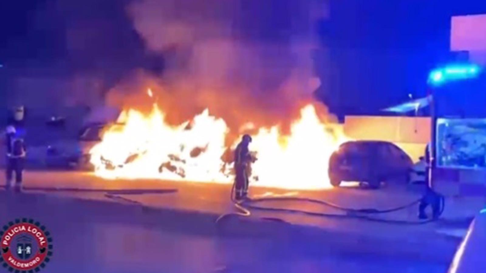 Identificado un hombre por el incendio de varios contenedores en Valdemoro, que afectó a seis coches