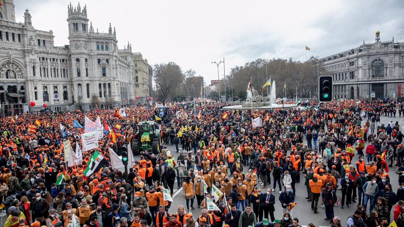 El PP pide al Gobierno "medidas urgentes" ante la situación de "asfixia" que vive el campo español