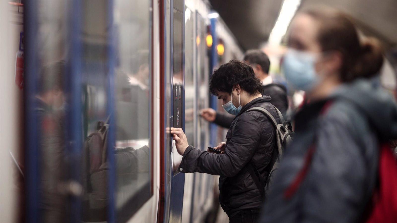 Refuerzos en Metro y autobuses interurbanos ante la avería en Cercanías y la lluvia