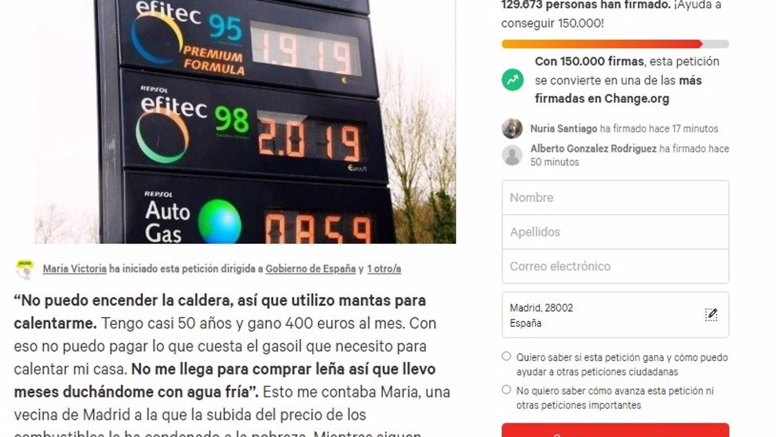 María Victoria Pinadero, pensionista madrileña, entrega en Hacienda 129.000 firmas para bajar los impuestos a los carburantes