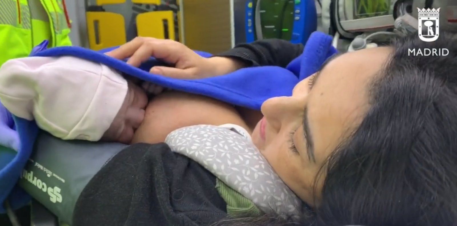 Da a luz a su segunda hija en el portal de su casa de Hortaleza