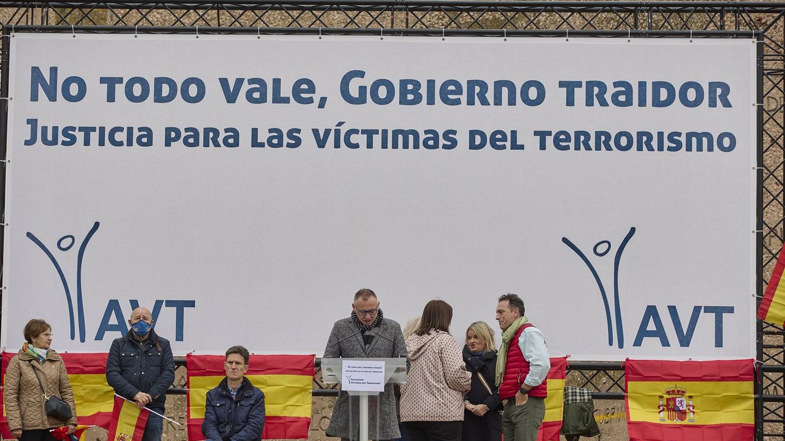 Cientos de personas protestan junto a la AVT contra el "Gobierno traidor" al grito de "Marlaska dimisión"
